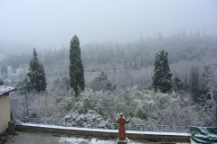 Monasterio de Sargiano : el claustro grande bajo la nieve