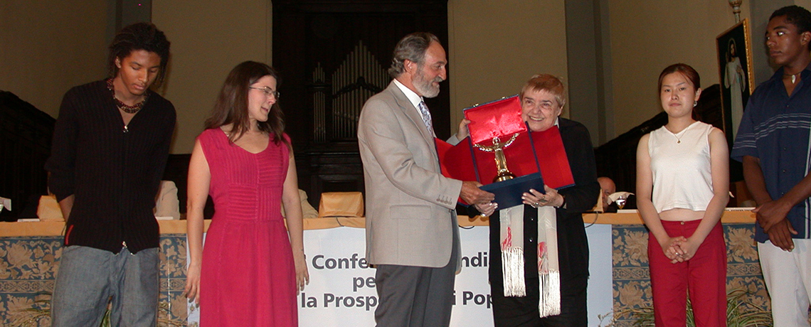 La escritora y ensayista Fernanda Pivano recibe el Premio de manos del Presidente Pier Franco Marcenaro